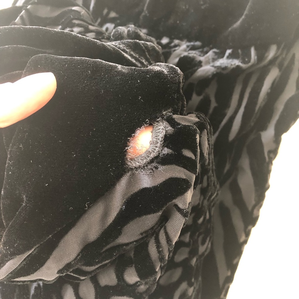 Adorable velvet black dress - Picture 3 of 4